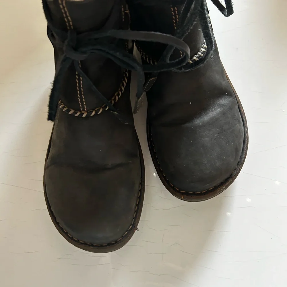 UGG Cove Black Size 8 Suede Shesrling Cream Lining Ankle Winter Boots